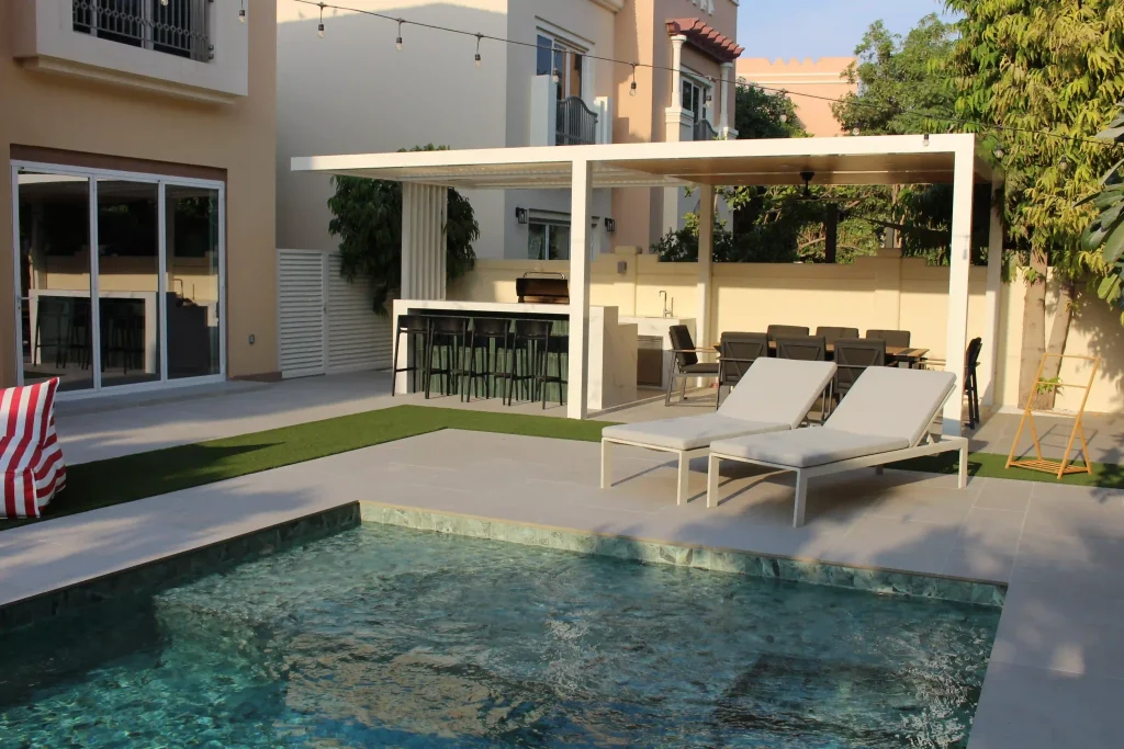 Garden seating area with pergola, Dubai villa by MasterMaint
