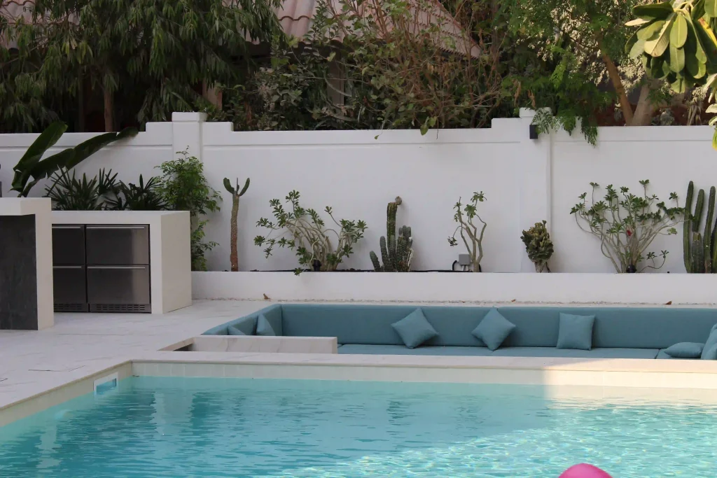 Finished villa swimming pool with mosaic steps in Dubai