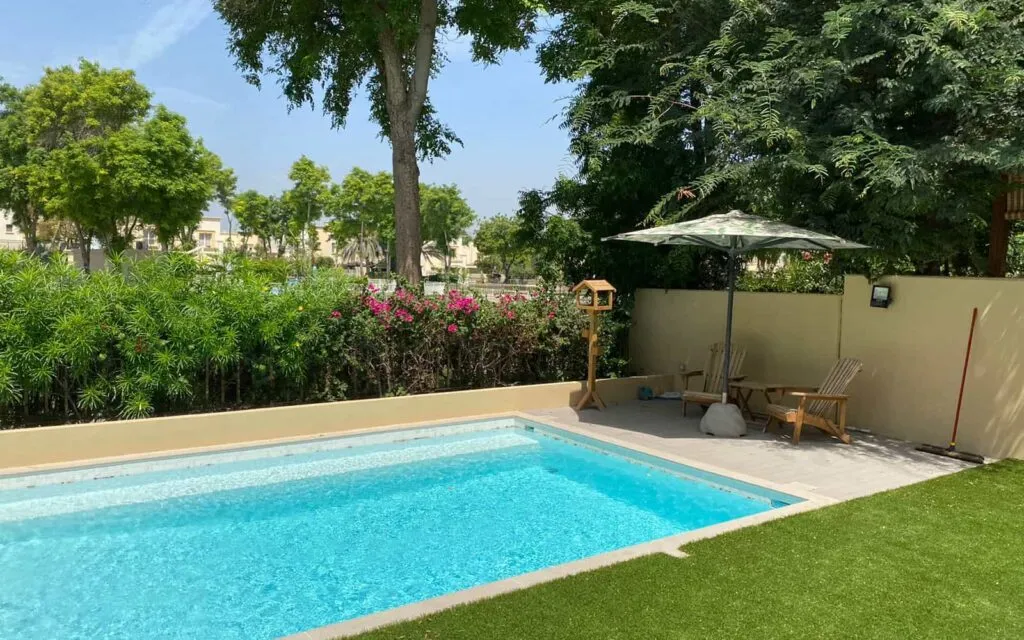 Villa swimming pool with garden and lawn in Dubai built by MasterMaint