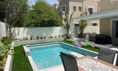 Custom swimming pool with water features in Dubai villa by MasterMaint